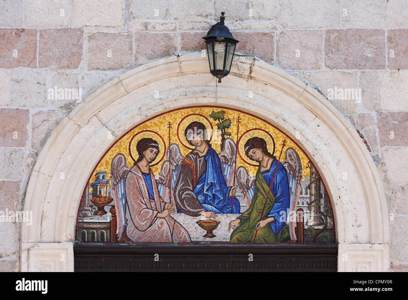 Eine Mosaik-Ikone der Heiligen Dreifaltigkeit über der Tür der Kirche in der Altstadt. Budva, Montenegro Stockfoto