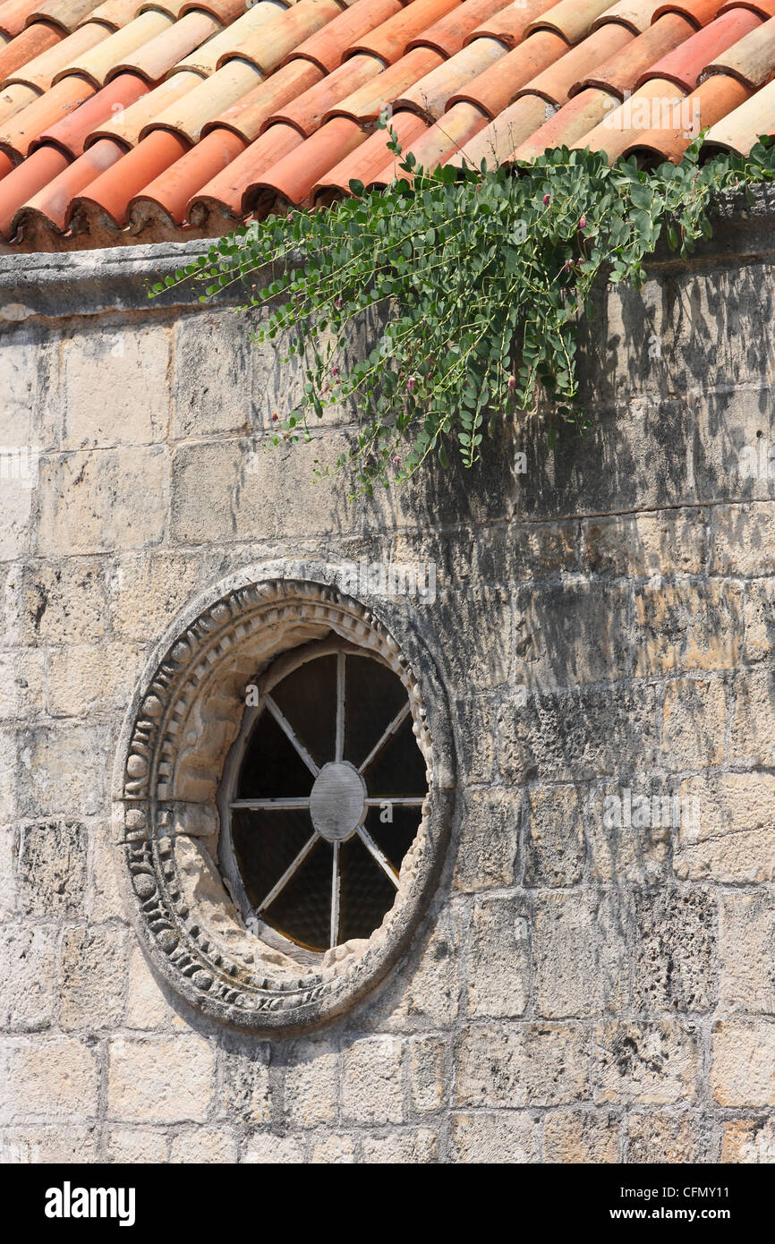 schöne Runde geschmückten Fenster in der Wand der Kirche St. Marien. Budva, Montenegro Stockfoto