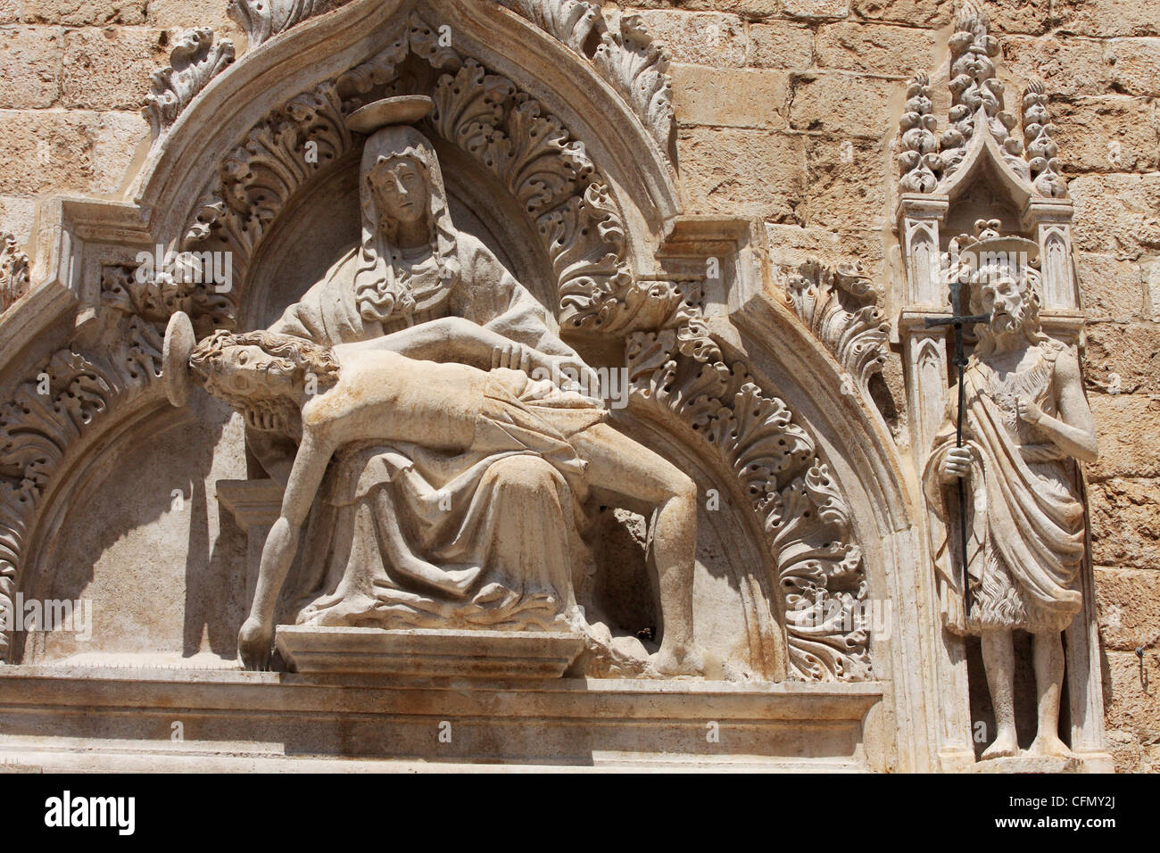 Statue der Schmerzensreichen Jungfrau Maria und St. Johannes der Täufer auf dem Portal der Franziskanerkirche Dubrovnik. Kroatien Stockfoto