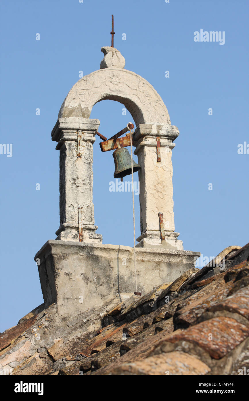 ein kleiner Glockenturm auf dem Dach der Kapelle. Dubrovnik, Kroatien Stockfoto