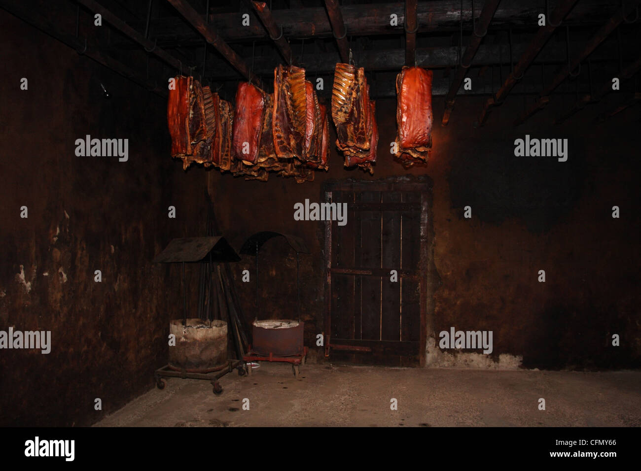 Rippen hängen von der Decke in eine große Räucherkammer geräuchert. Njeguši. Montenegro Stockfoto