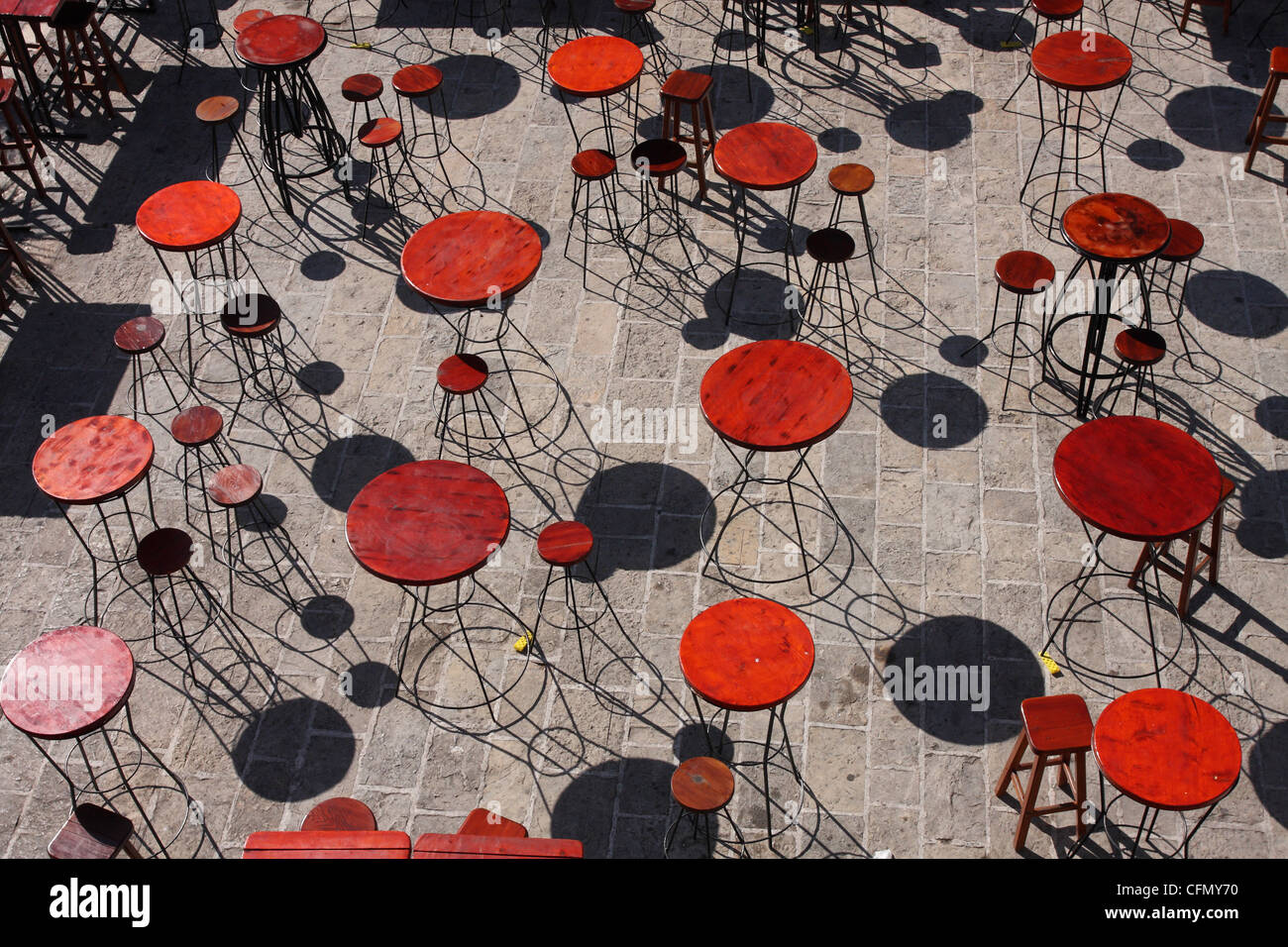 Nacht-Cafés sind tagsüber leer. Budva. Montenegro Stockfoto