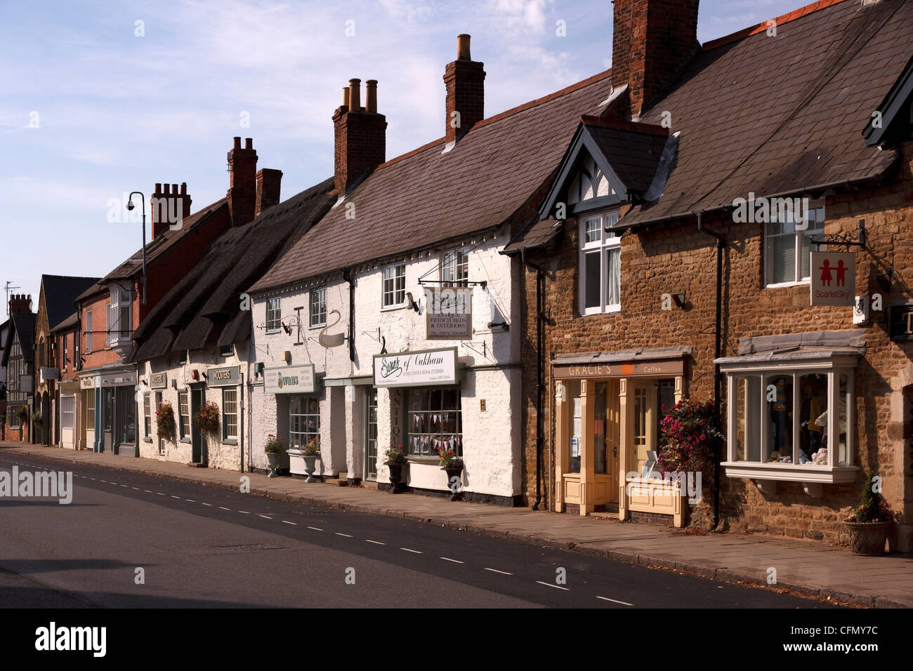 Eine Reihe von traditionellen alten Fassaden, Zeichen und entlang Stadtzentrum Shopping Street, Mill Street, Oakham, Rutland, England, Großbritannien Stockfoto