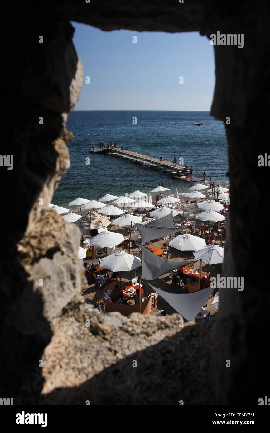 Kleiner Strand unter den Mauern. Cafe. Blick von der alten Stadt Wände Budva. Montenegro Stockfoto