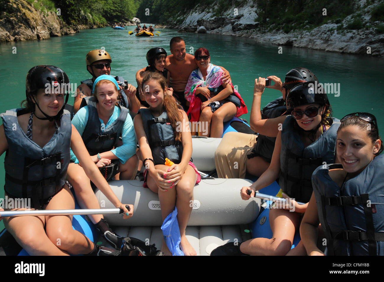 Gruppe von Touristen während der rafting auf der Tara-River-Canyon, Montenegro Stockfoto