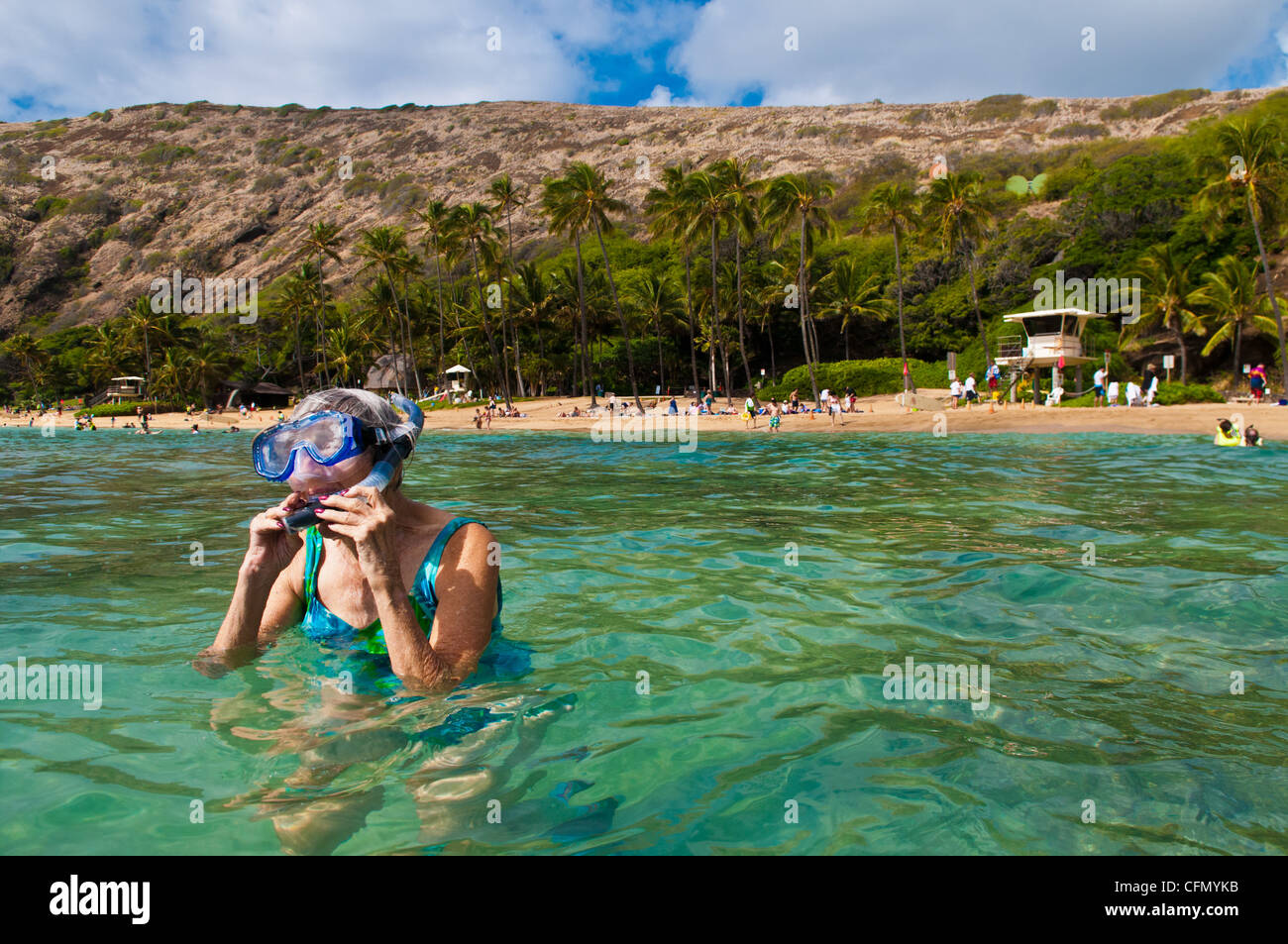 Reife Frau Schnorcheln am Hanauma Bay Nature Preserve, Oahu, Hawaii Stockfoto