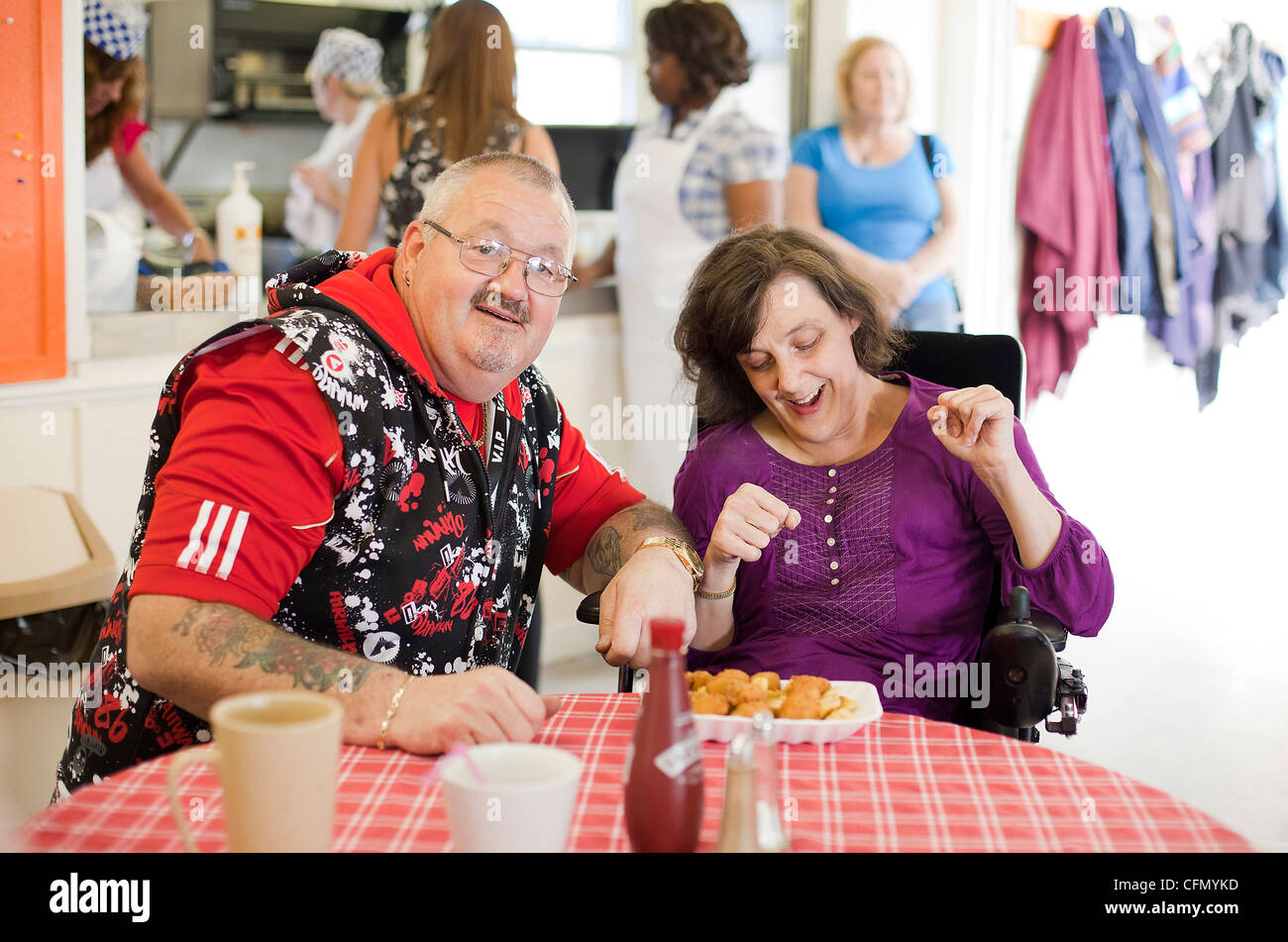 Mittag in der Mitte 81-a Fähigkeiten und Support Center für Menschen mit körperlichen und sensorischen Behinderungen. Stockfoto