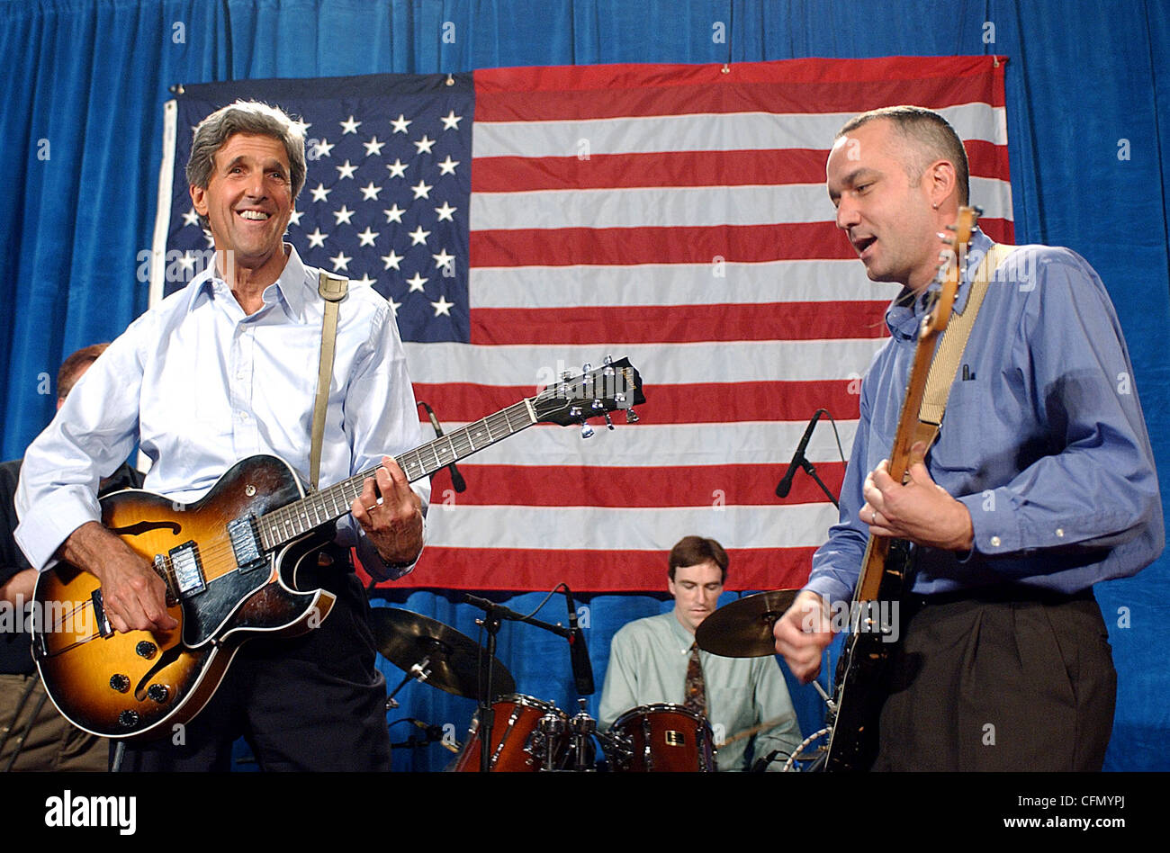 Senator John Kerry führt mit sieben Popgun an eine Kampagne Spendenaktion in Boston. Stockfoto
