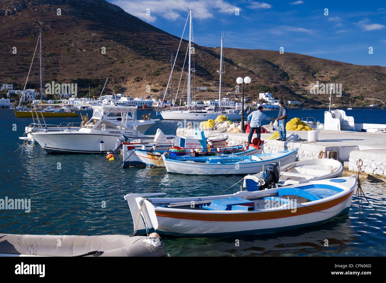 Fischer Fisch im Hafen von Katapola, auf der östlichsten griechischen Kykladen Insel Amorgos an Kunden übergeben Stockfoto