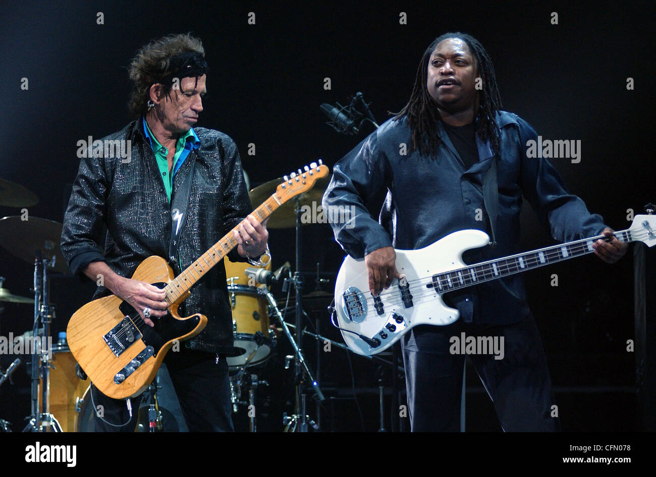 Keith Richards und Daryl Jones führen mit den Rolling Stones in Boston. Stockfoto