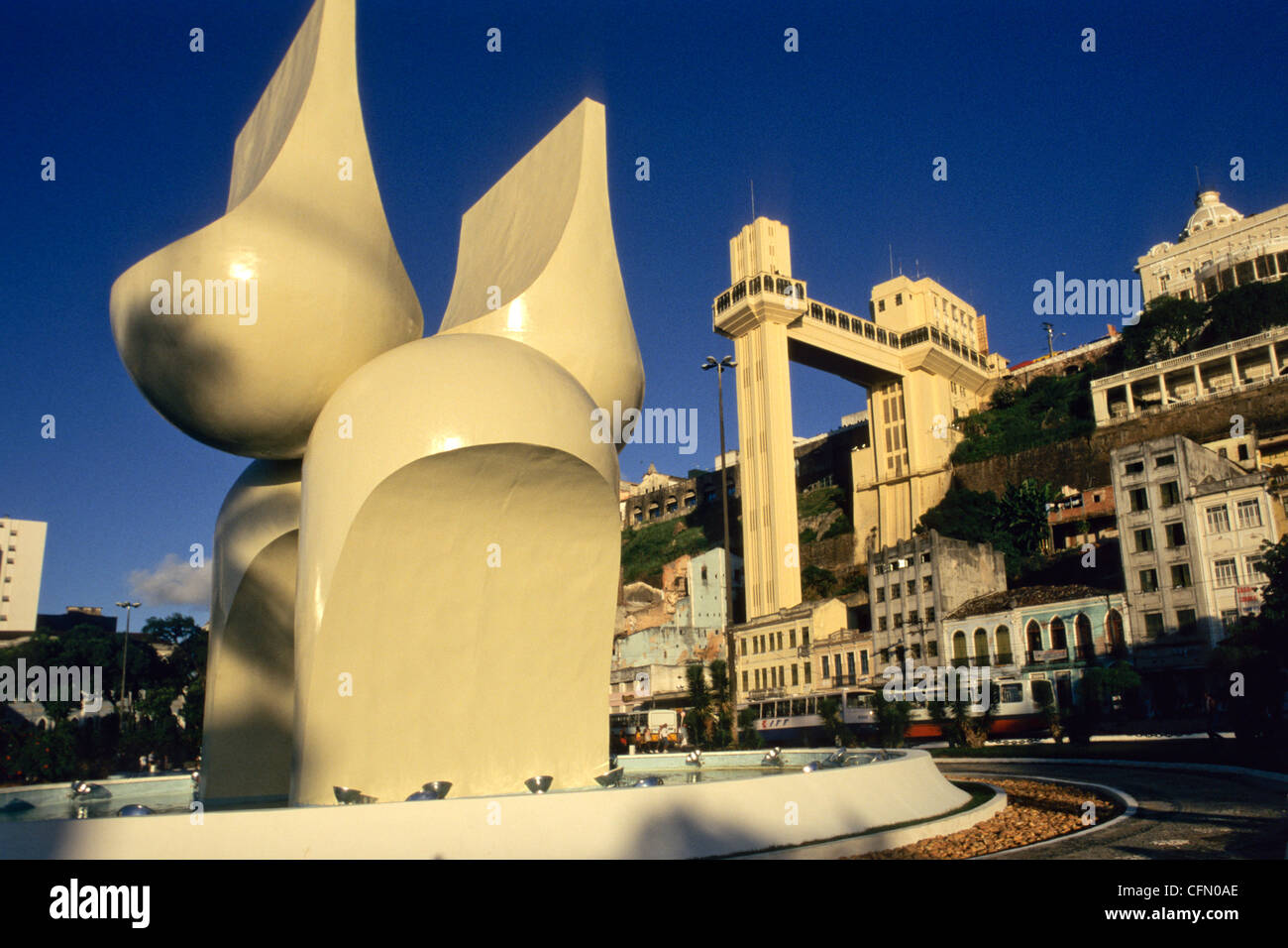 Die Skulptur Brunnen der Markt Rampe schützt den Hafen und untere Stadt Salvador Bahia Brasilien und den Lacerda-Aufzug Stockfoto