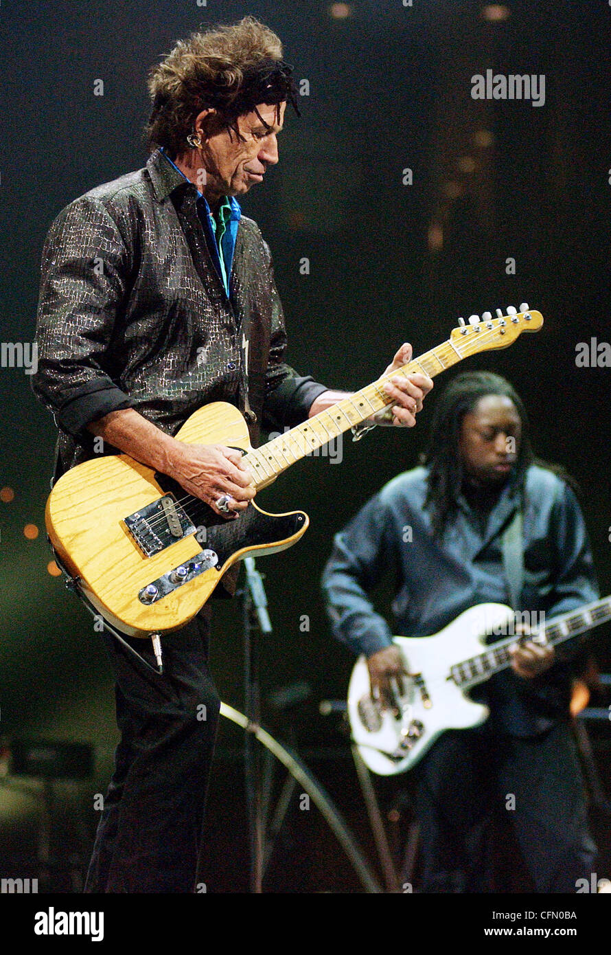 Keith Richards und Daryl Jones führen mit den Rolling Stones in Boston. Stockfoto