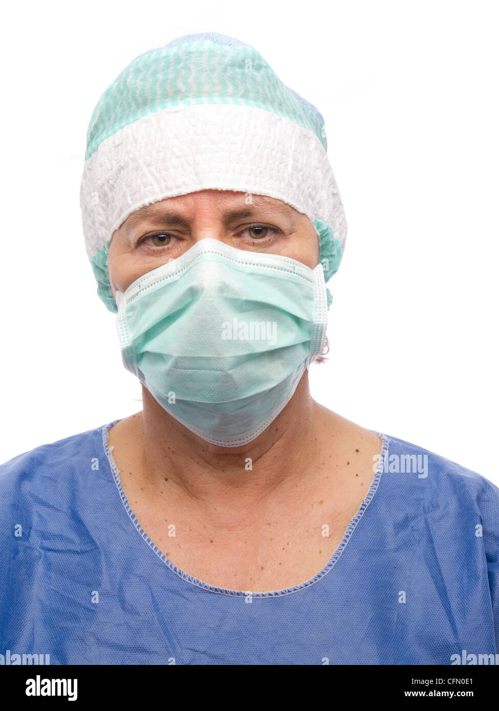 Porträt des mittleren gealterten Ärztin mit Mundschutz isoliert auf weißem Hintergrund Stockfoto