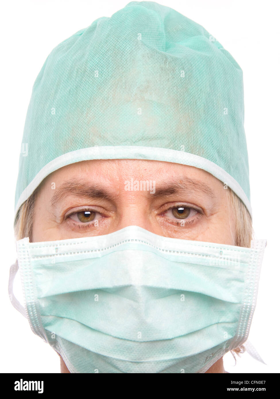 Nahaufnahme Portrait des mittleren gealterten Ärztin mit Mundschutz isoliert auf weißem Hintergrund Stockfoto