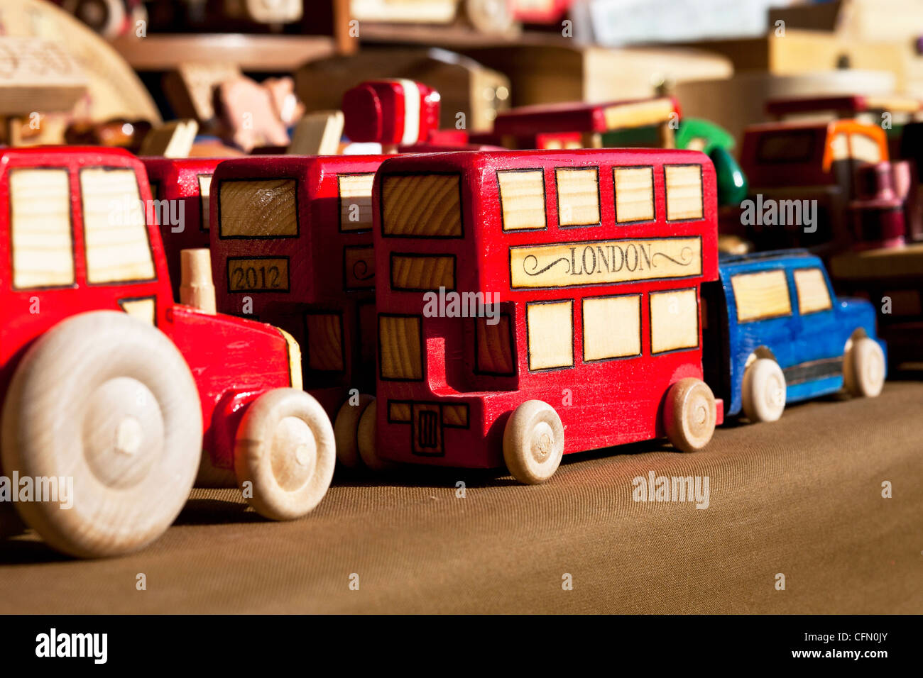 London Doppeldecker Bus Schnitzereien - traditionelles Holzspielzeug zum Verkauf an lebenden Geschichte Fayre Stockfoto