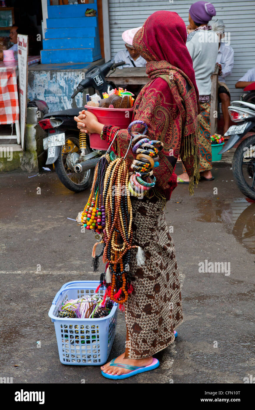 Frau verkauft Perlenkette und bietet an der Vorderseite eines Tempels, Sulawesi, Java, Bali, South Pacific, Indonesien, Süd-Asien Stockfoto