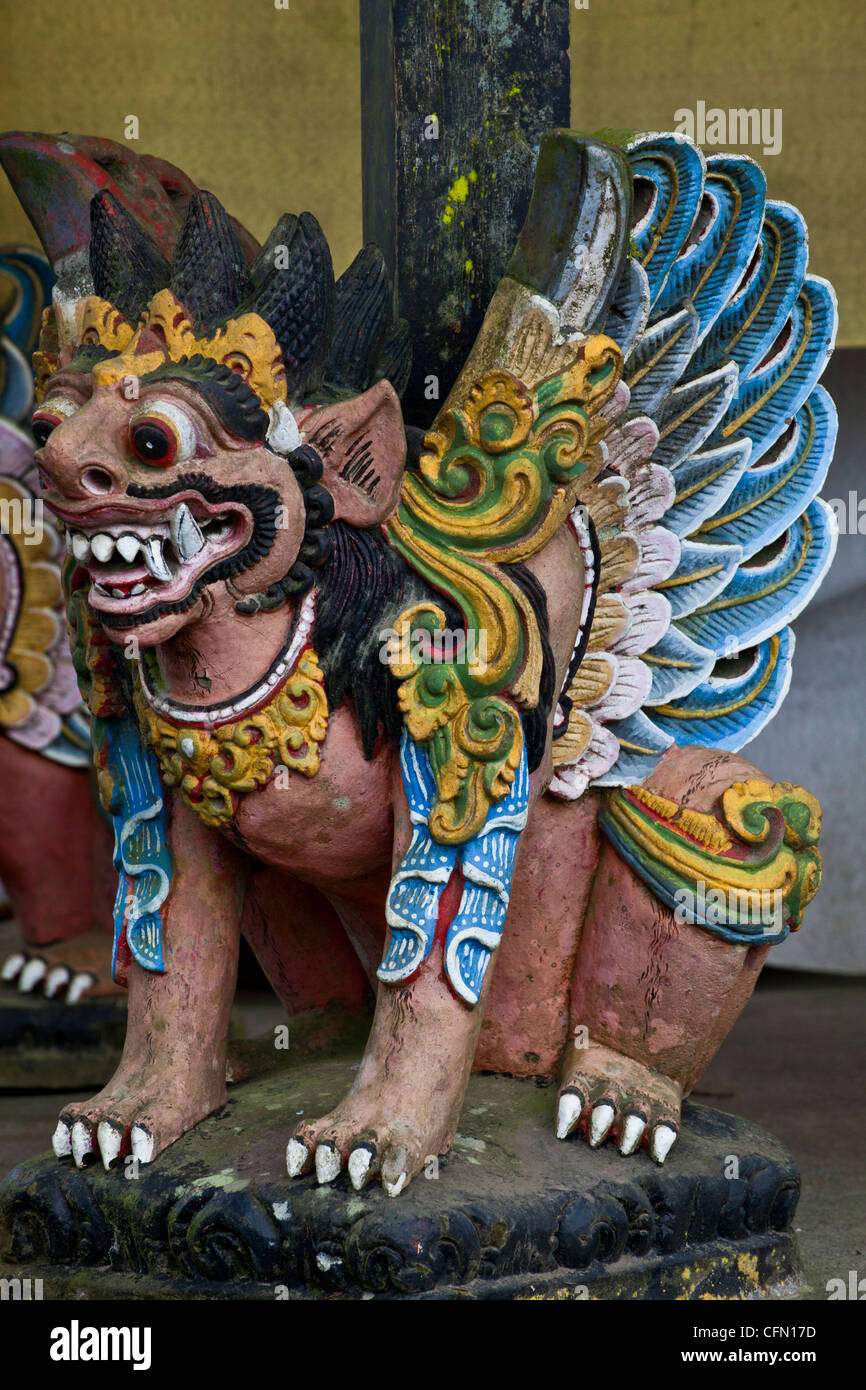 Balinesische geschnitzt Steinstatue des Garuda in Hindu-Tempel, Ubud, Bali Indonesien, Südpazifik, Asien. Stockfoto