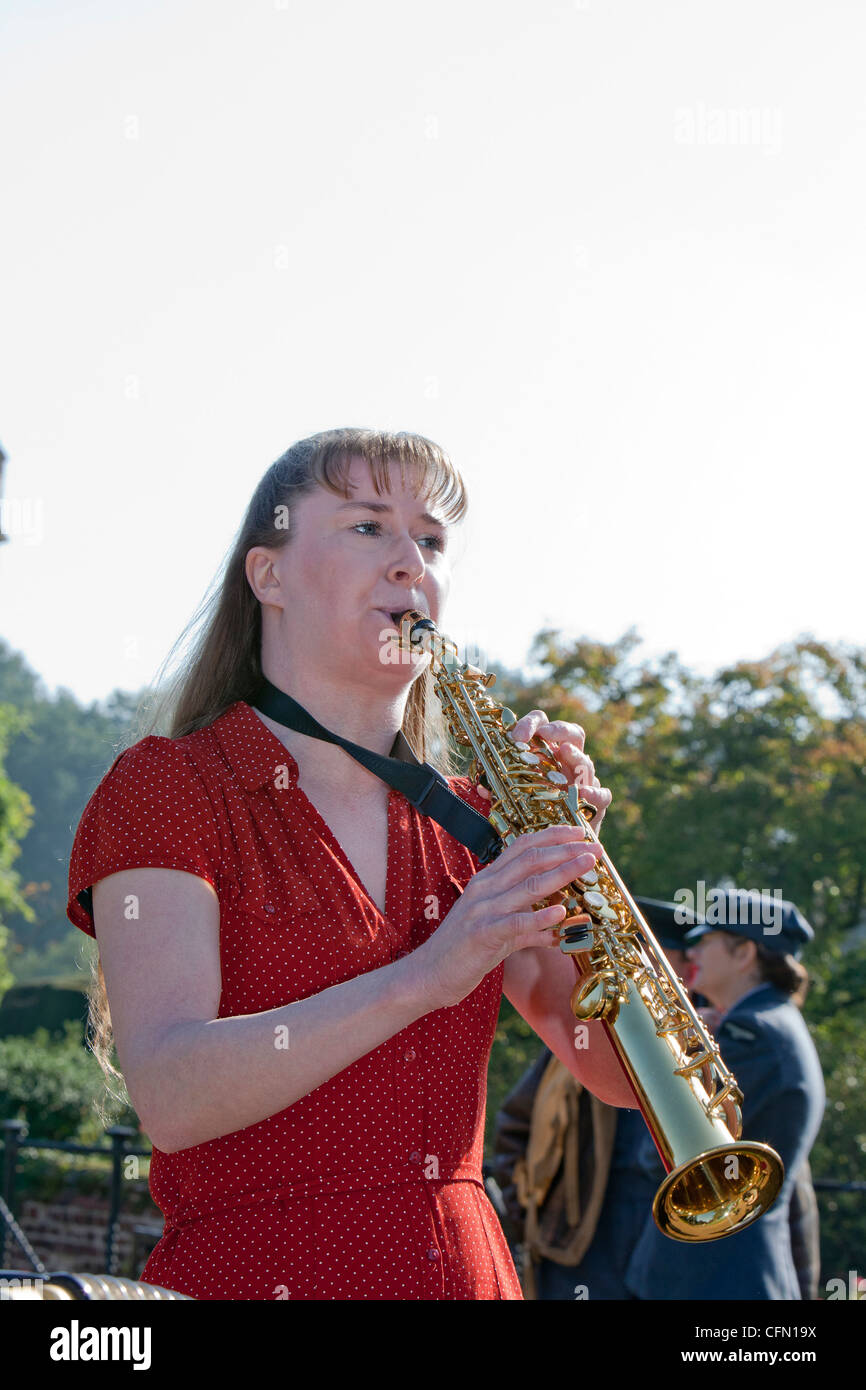 Saxophonist und anderen Musikern an lebendige Geschichte ergehen Stockfoto