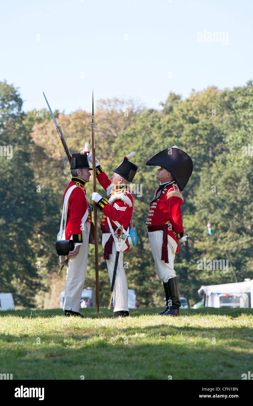 Hut Anpassungen - roten Mantel Reenactor East Norfolk Miliz Mannington Hall lebt Geschichte-event Stockfoto