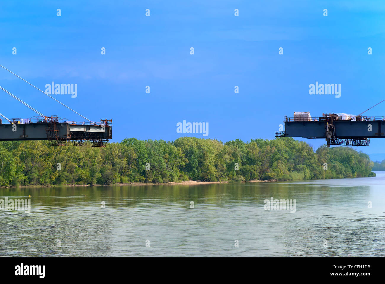 Stahl-Konstruktion unter der Brücke Stockfoto