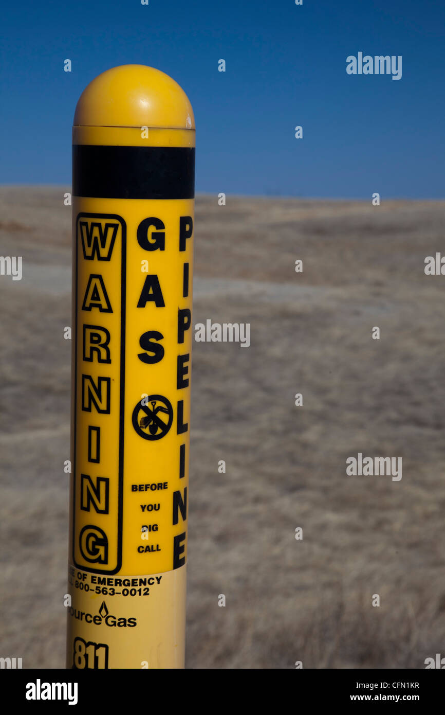 Brule, Nebraska - warnt eine Markierung einer vergrabenen Erdgas-Pipeline. Stockfoto