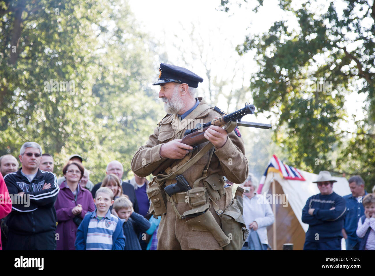 Demonstration der Lanchester-Maschinenpistole auf lebendige Geschichte Tarif Stockfoto
