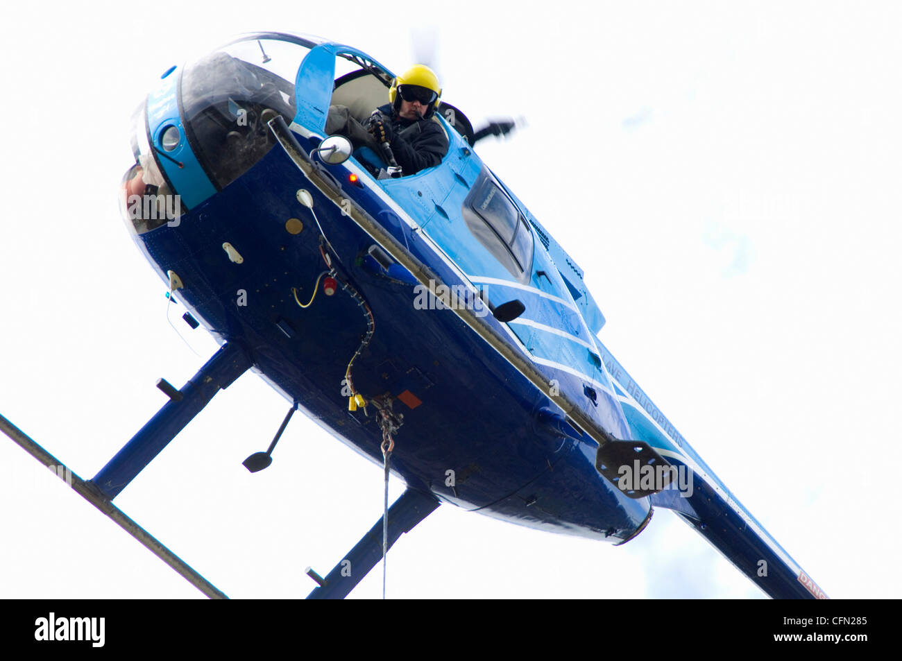 Hubschrauber Pilot Luft heben Exploration-Bohrgerät, Mud Lake, Nordwest-Territorien Stockfoto