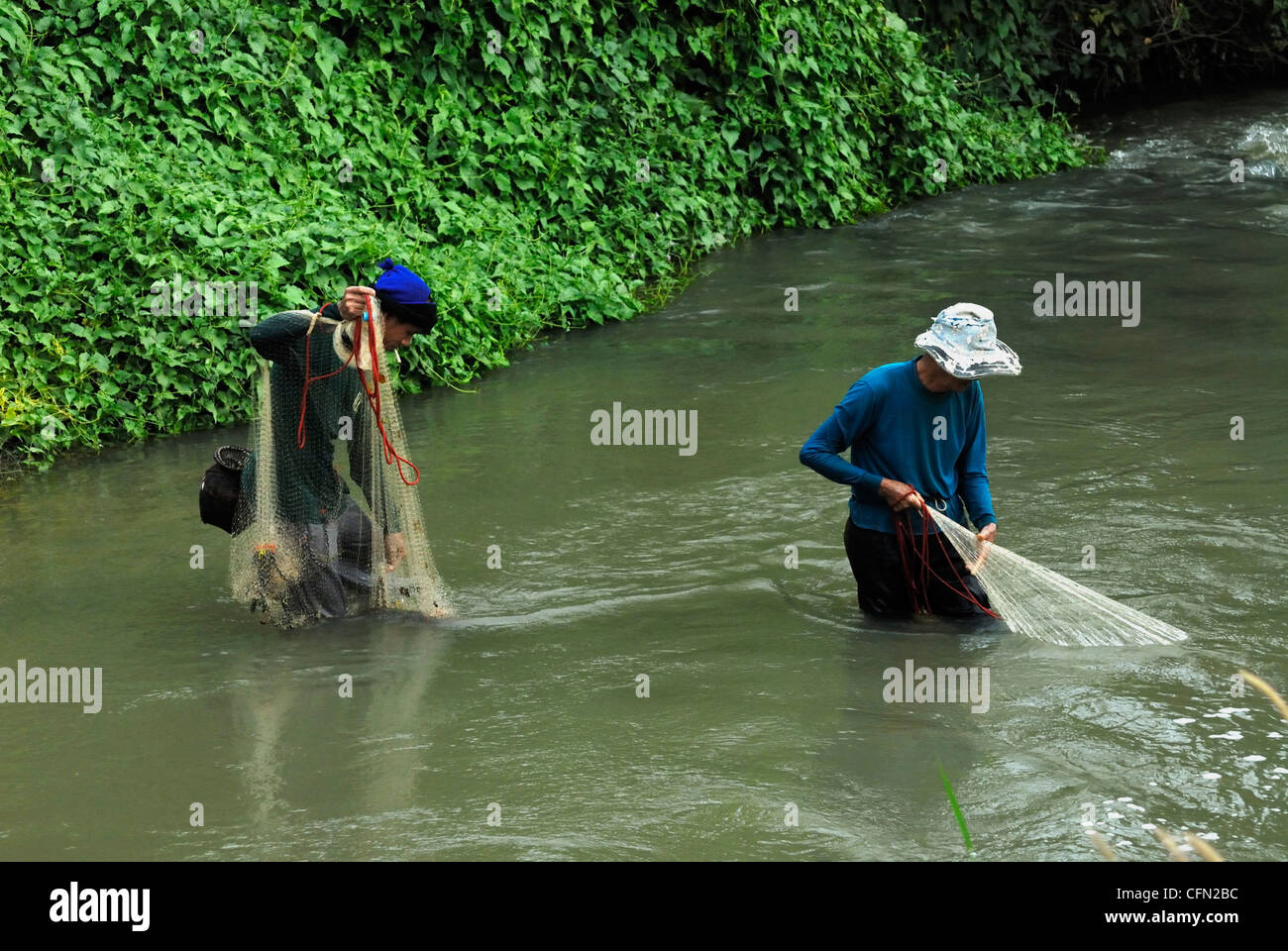 Fischer ziehen in den Netzen in Mae Taeng Chiang Mai Nordthailand am 16.03.2009 Stockfoto