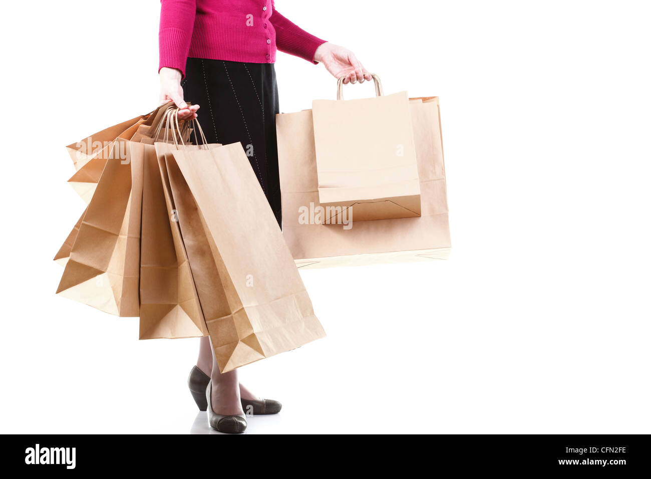 Shopping braun Recycling Geschenktüten in Frau hand isolierten weißen  Hintergrund Stockfotografie - Alamy