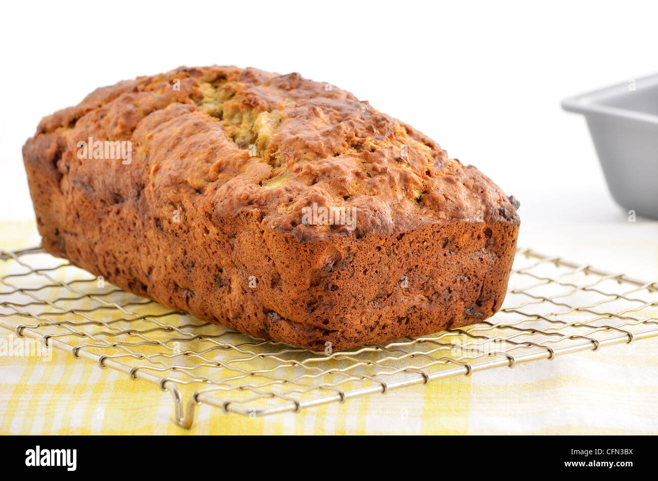 Frisch gebackenes Bananenbrot Kühlung auf Metallgestell im Querformat Stockfoto