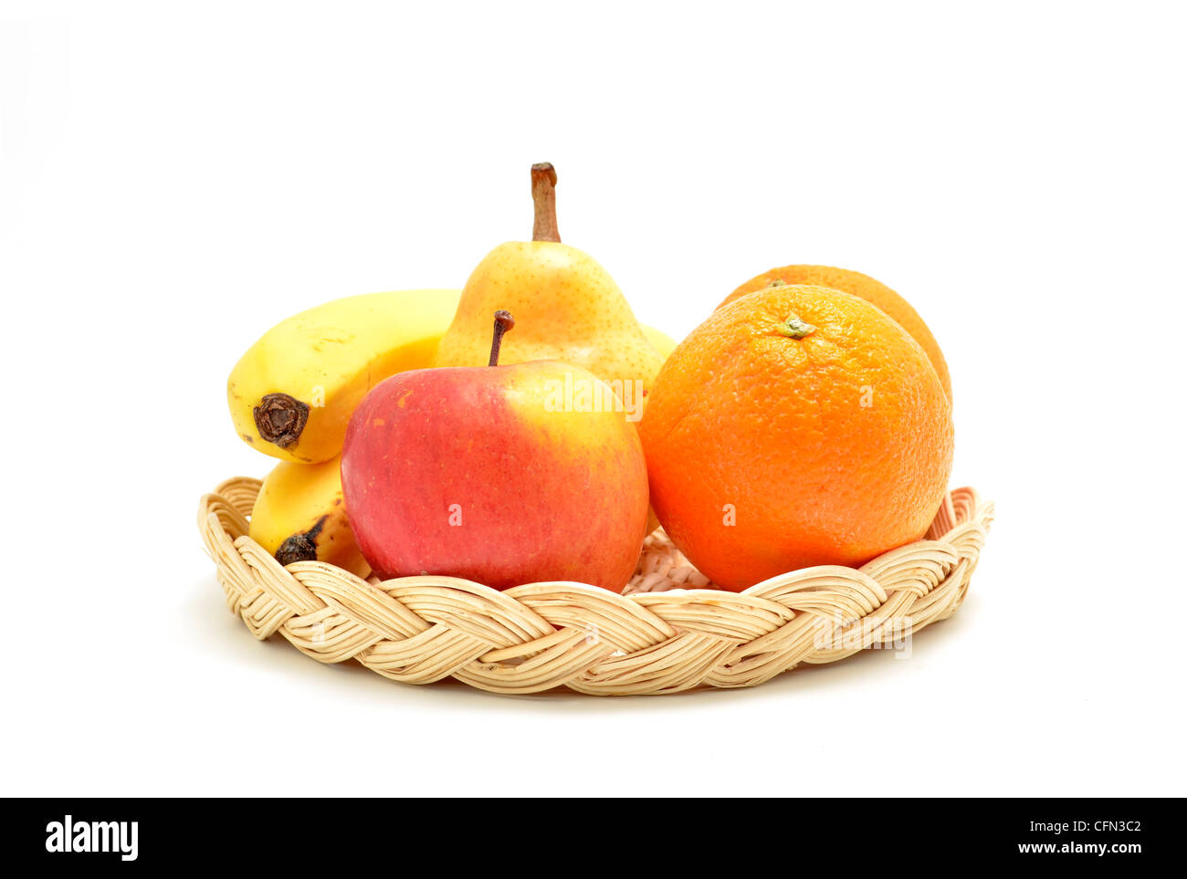 Frisches Obst auf Korbwaren Tablett mit weißem Hintergrund Stockfoto