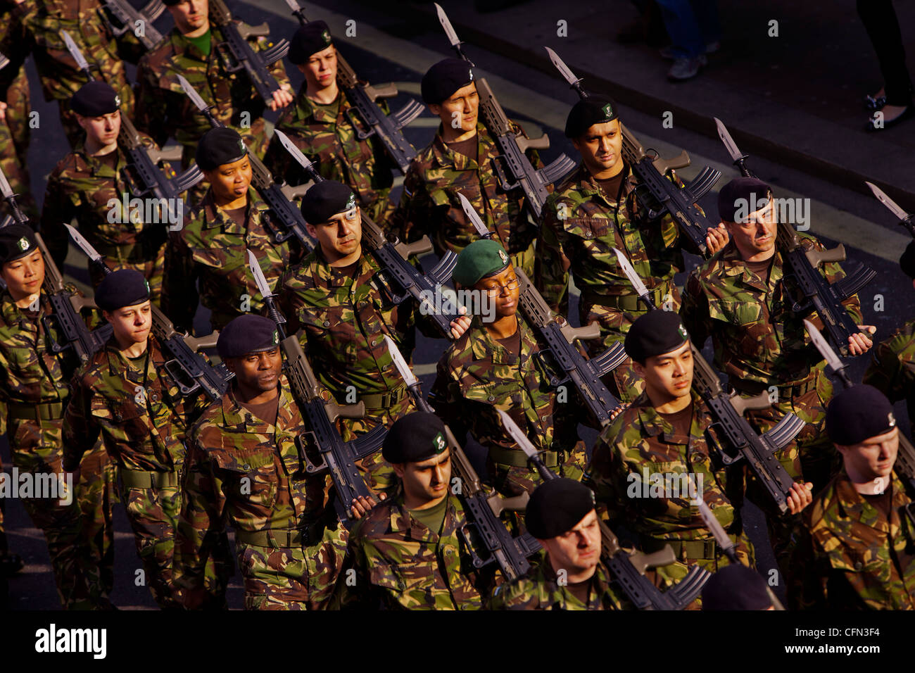 Königlichen Yeomanry Truppen marschieren durch Hammersmith mit Bajonetten und Gewehre Stockfoto