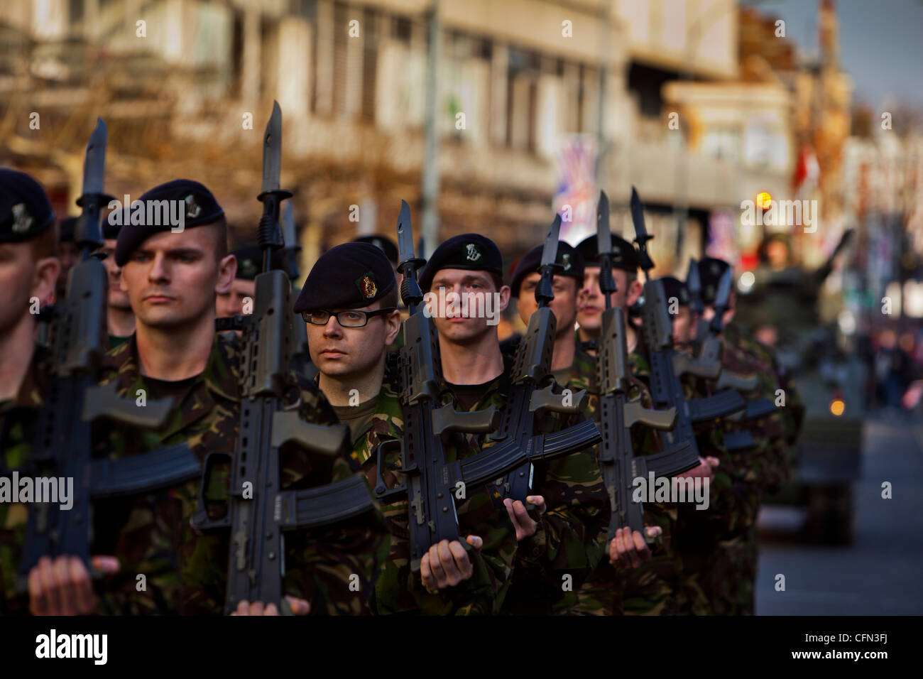 Königliche Yeomanry Truppen auf der Parade durch Hammersmith tragen Gewehre Bajonett Stockfoto
