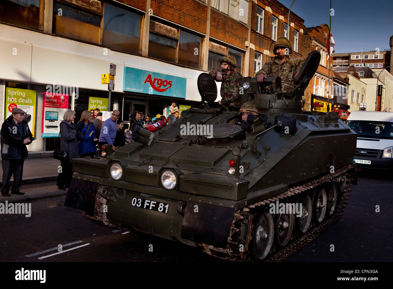 Truppen in einem gepanzerten Fahrzeug während einer königlichen Yeomanry parade Stockfoto