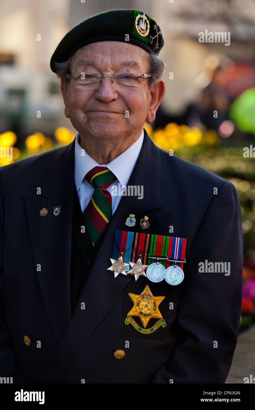 Ältere erfahrene Zuschauer, tragen seine zweiten Weltkrieg Medaillen Stockfoto