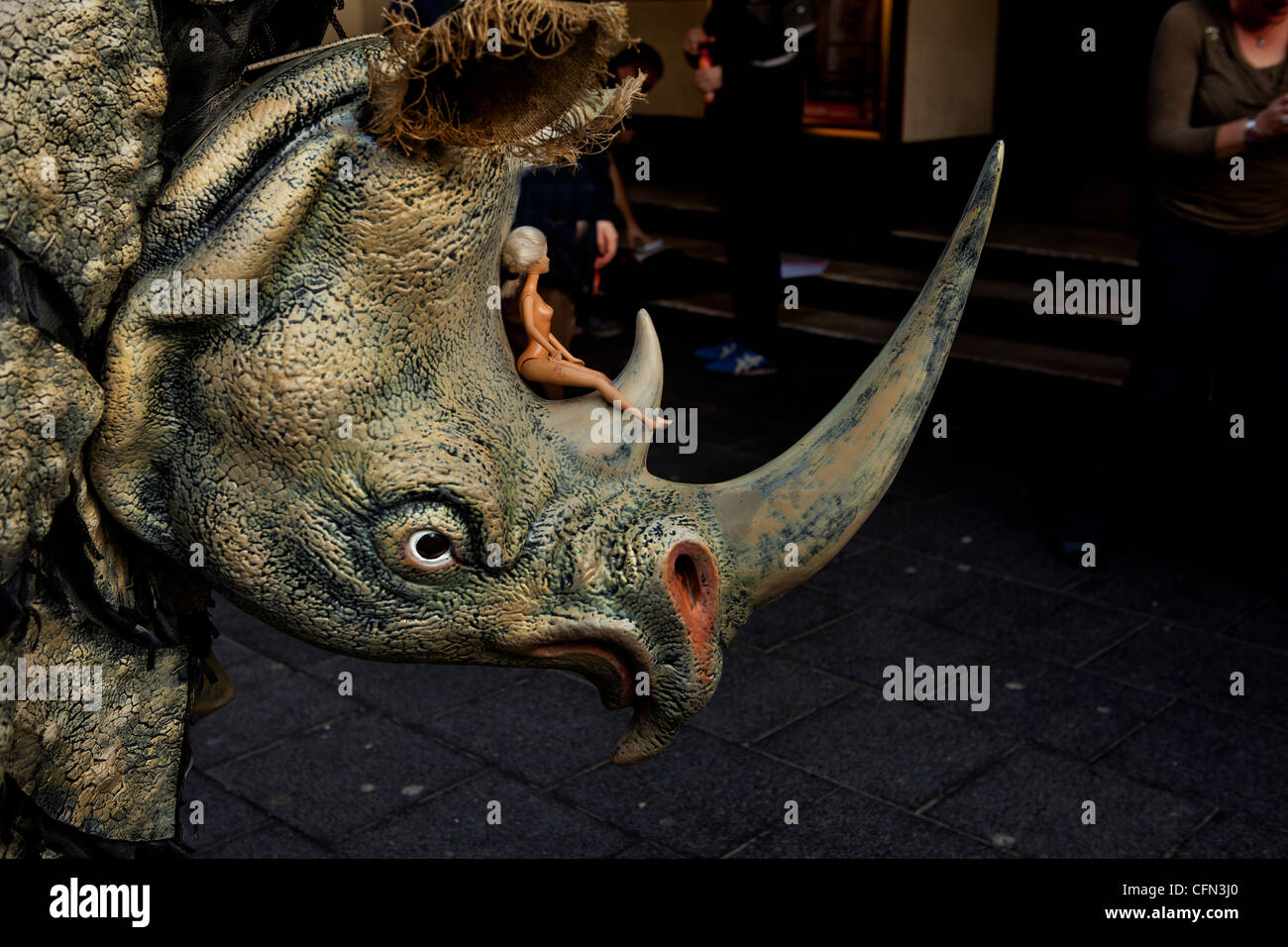 Rhino-Kopf mit Barbie angebracht zum horn Stockfoto