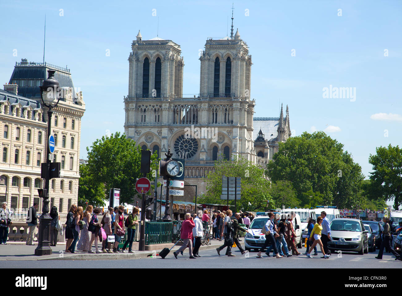 Fußgänger beim Überqueren der Straße am linken Ufer von Paris von einer u-Bahnstation mit Notre Dame Kathedrale im Hintergrund Stockfoto