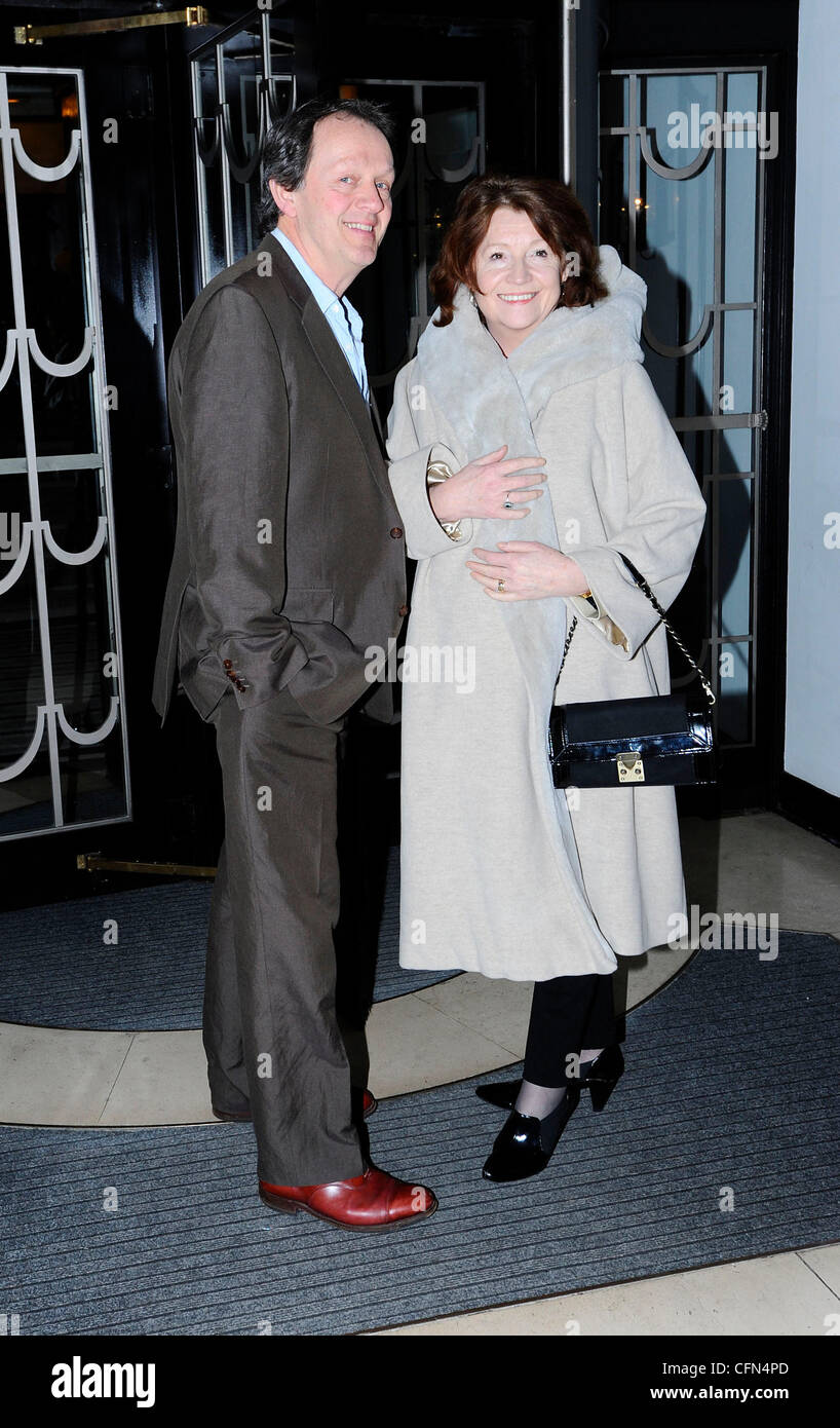 Kevin Whately mit seiner Frau Madelaine Newton auf der BBC Radio 1 Cover Party statt im Claridge es. London, England - 17.01.12, Stockfoto