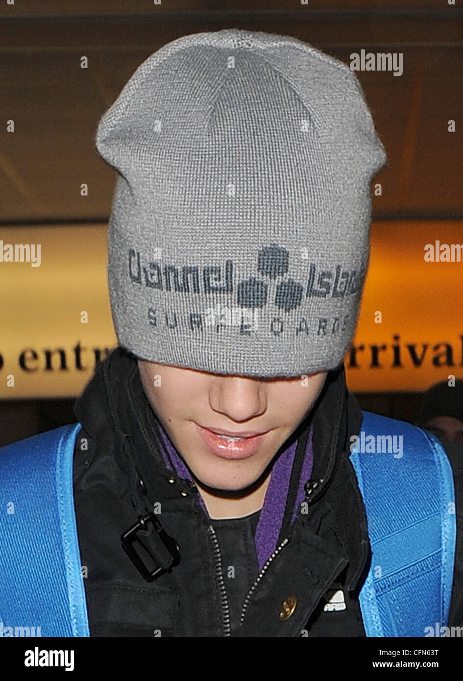 Justin Bieber ließ Resultate von Mädchen im Teenageralter enttäuscht, als  er in Heathrow Airport angekommen, ohne Gruß an sie. Bieber zog seinen  grauen Mütze Hut über den Kopf - behindern seine Vision -