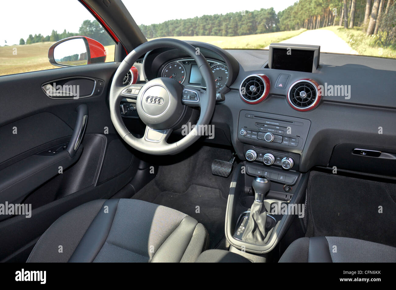 Audi A1 1.4 TSI DSG S-Line - mein 2010 - deutsche Premium, Stadt Kleinwagen (B-Segment) - Dashboard, Cockpit Stockfoto