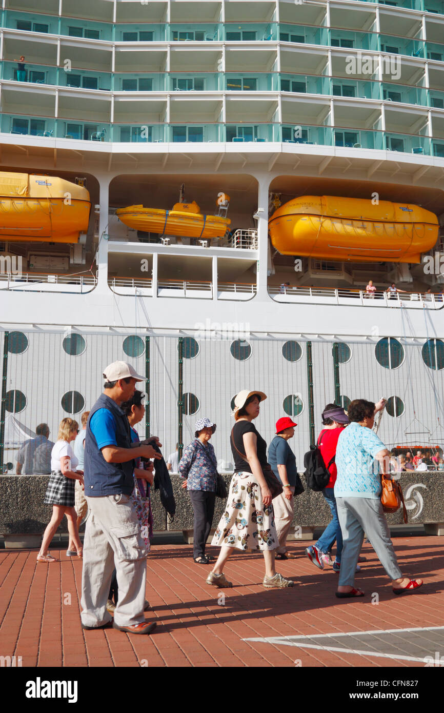 Japanische Touristen Ausschiffung Kreuzfahrt Schiff "Independence of the Seas" in Las Palmas, Gran Canaria Stockfoto