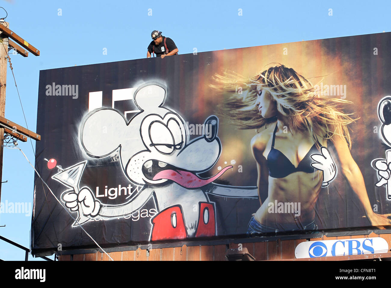 Britische Graffiti-Künstler Banksy eine Hollywood-Plakatwand mit trifft ein Stück mit dem Titel "Living The Dream", die Disneys Mickey und Minnie Mouse genießen die zwielichtige Seite von der Stadt-High-Life umfasst. Der Künstler bestätigt, dass das Stück durch die Platzierung legitim war Stockfoto