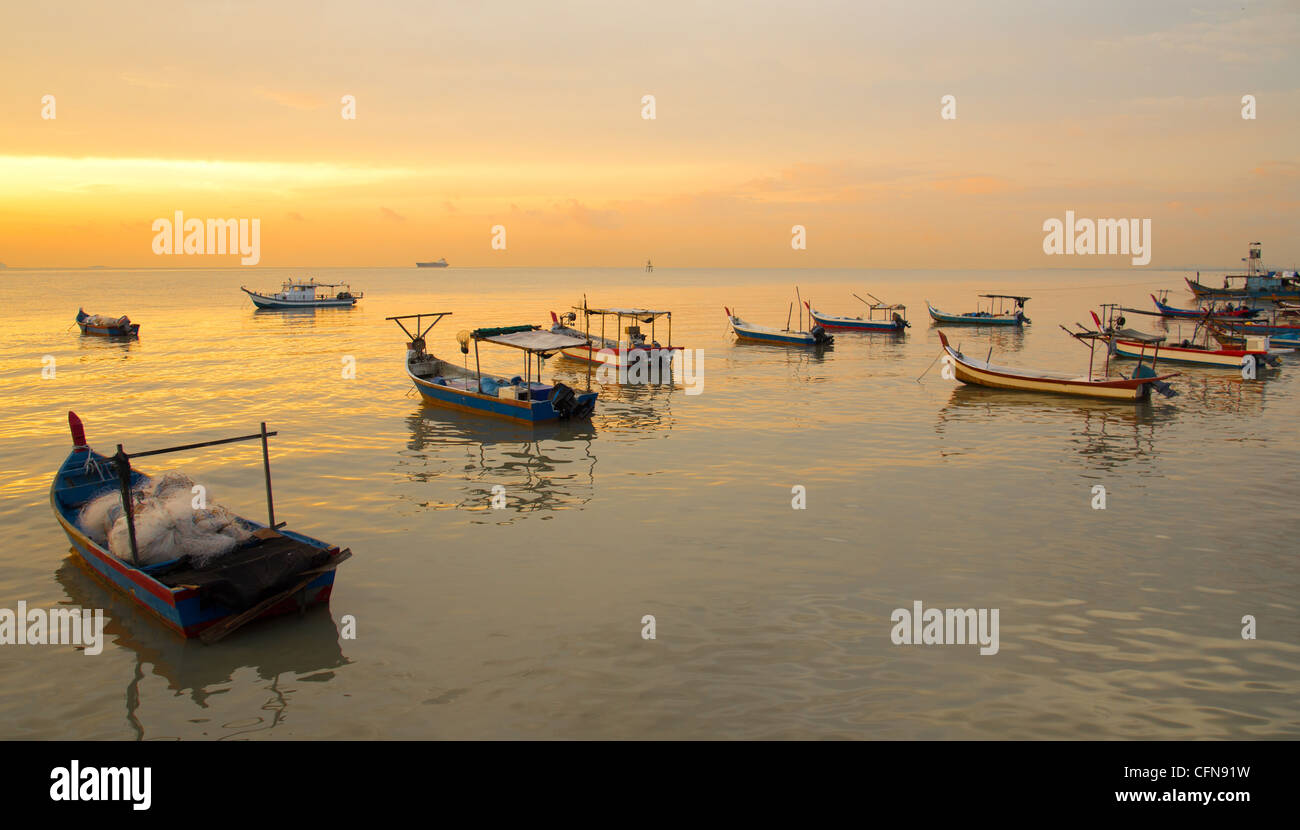 Sonnenuntergang am Fischerdorf am Pantai Bersih, Penang, Malaysia Stockfoto