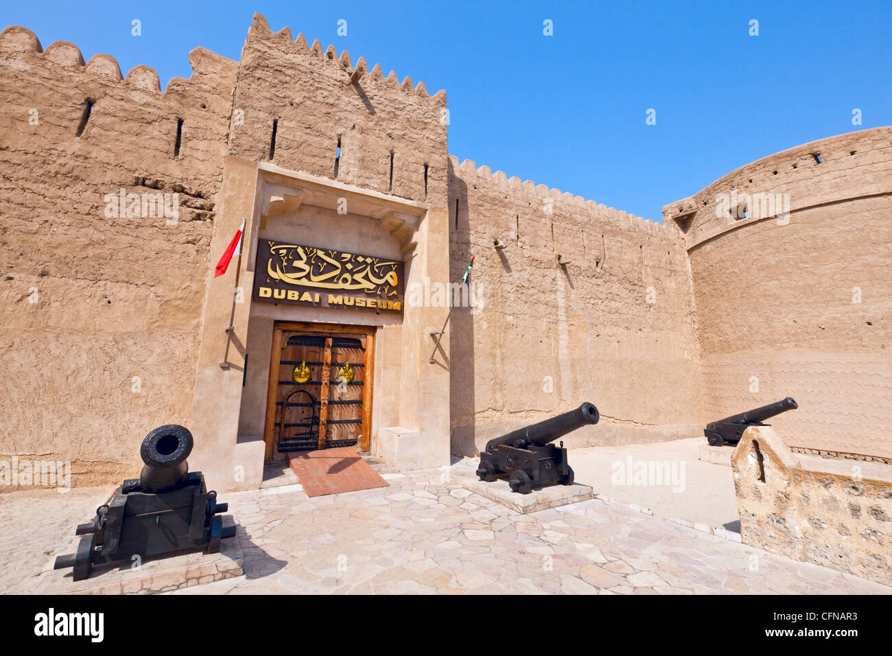 Kanonen vor Dubai Museum, Al Fahidi Fort, Bur Dubai, Vereinigte Arabische Emirate, Naher Osten Stockfoto