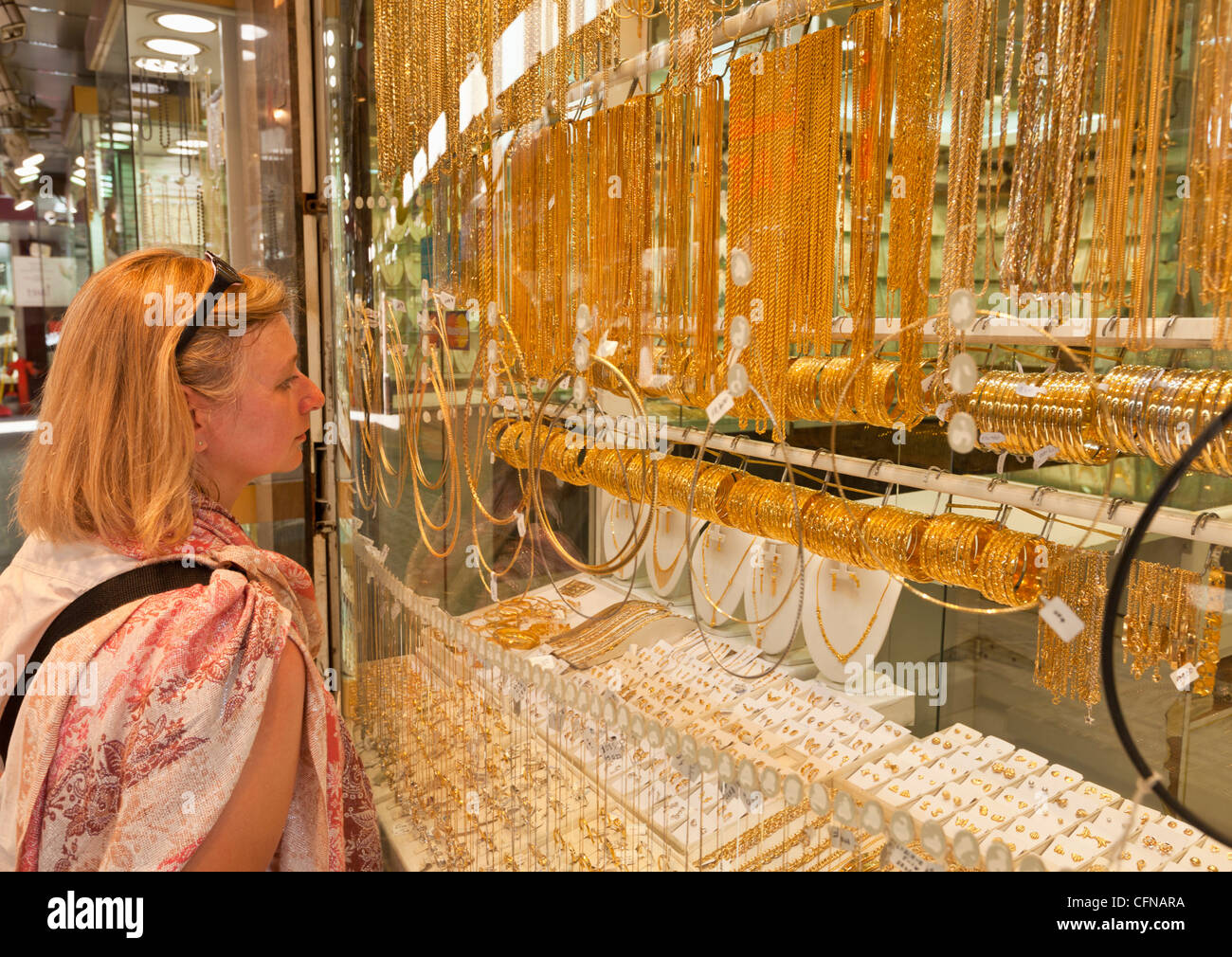 Weibliche Touristen einkaufen, Gold Souk Markt, Deira, Dubai, Vereinigte Arabische Emirate, Naher Osten Stockfoto