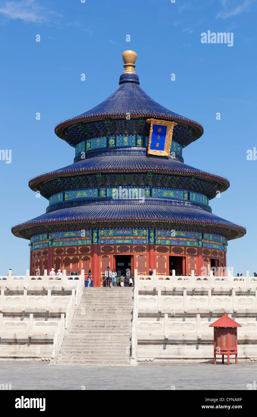 Tian Tan Komplex, Massen außerhalb des Temple of Heaven (Qinian Dian Tempel), UNESCO-Weltkulturerbe, Peking, China, Asien Stockfoto