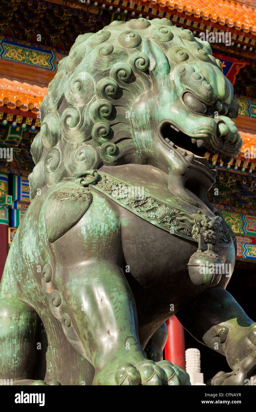 Männlicher Löwe aus Bronze, Tor der höchsten Harmonie, äußeren Gericht, Verbotene Stadt, Peking, China, Asien Stockfoto