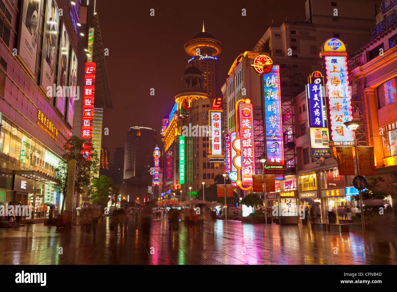 Neon Schilder und Shopper, Nanjing Road, Shanghai, China, Asien Stockfoto