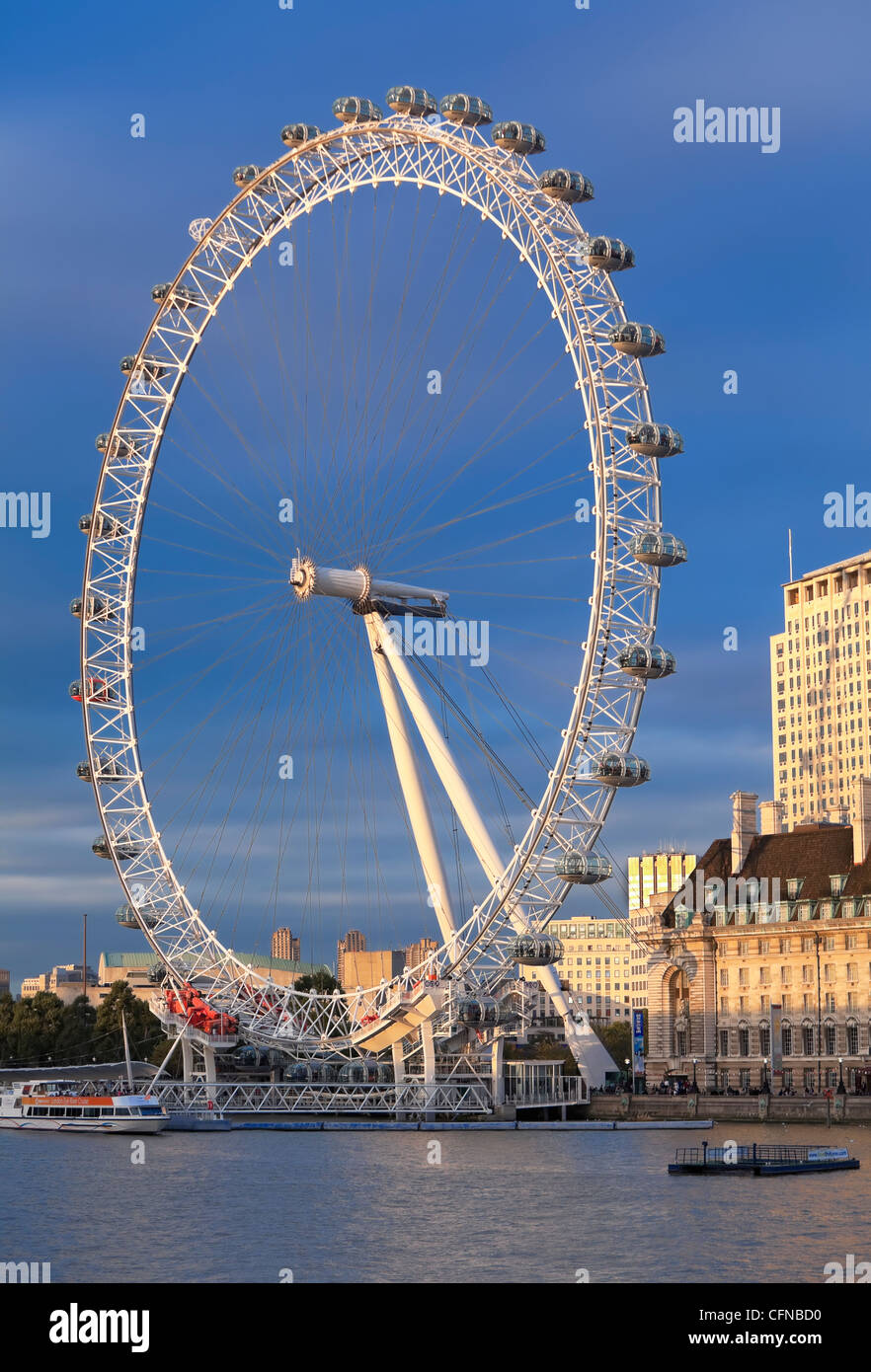 Das Millennium Wheel (London Eye) mit der Themse im Vordergrund, London, England, Vereinigtes Königreich, Europa Stockfoto