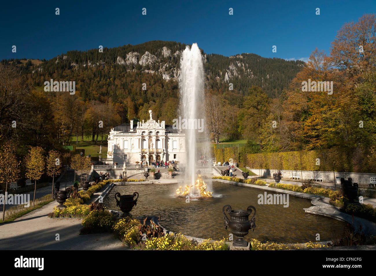 Schloss Linderhof mit Springbrunnen im Teich und Alpen, Bayern, Deutschland, Europa Stockfoto